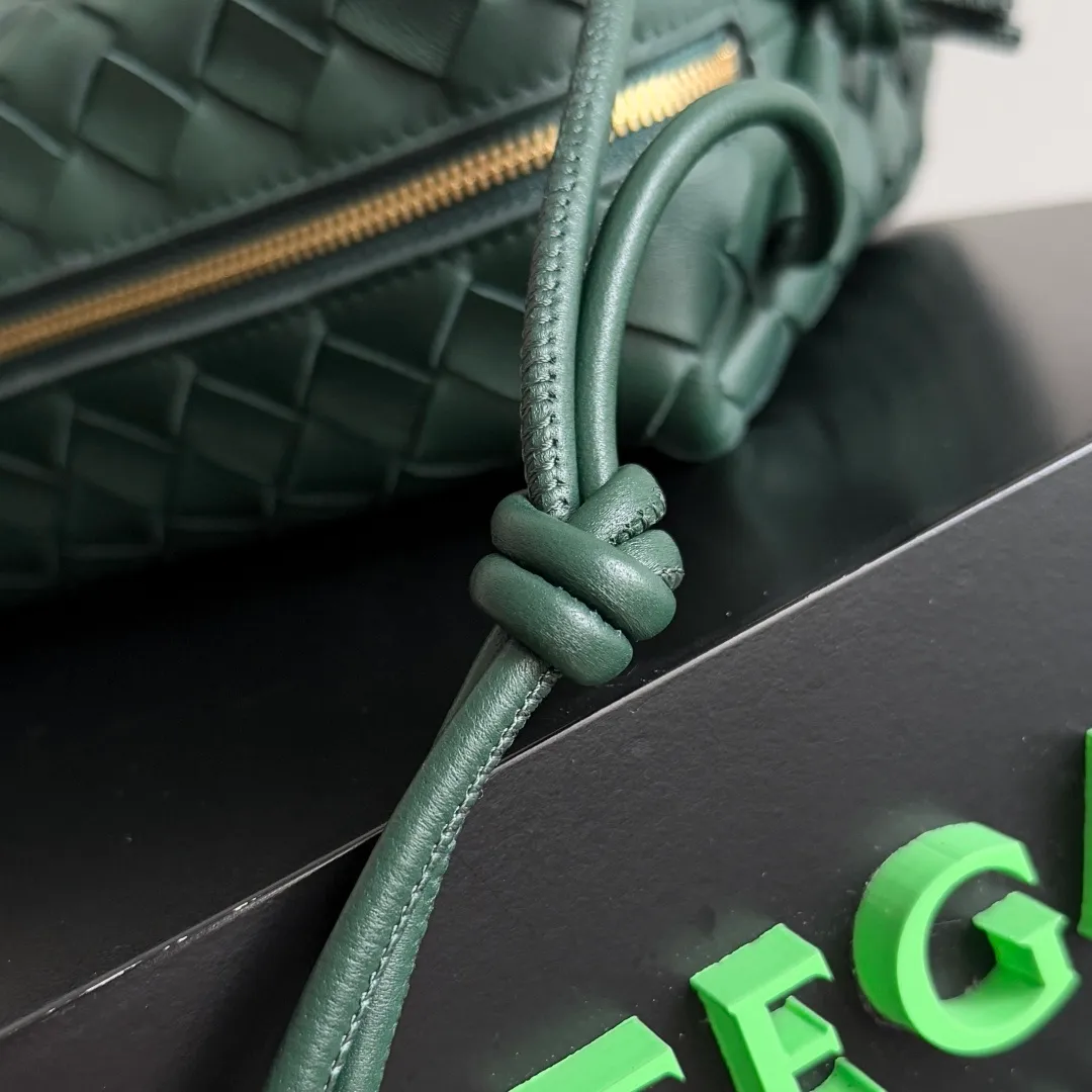 Batch 1260 𝗕𝗼𝘁𝘁𝗲𝗴𝗮 𝗩𝗲𝗻𝗲𝘁𝗮———— The latest version of the loop camera bag💥 at BV’s King of Cost-Effectiveness counter, large woven texture➕As always, ultra-high-quality lambskin, with zippers and adjustable drawstrings, it is especially suitable for the belly💫It can hold anything, and it is very light in weight, suitable for🈴️girls of all ages, size: 22*15*8cm, style number: 680255